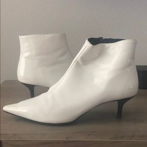 ZARA 🤍 Trafaluc White Bootie with kitten heel